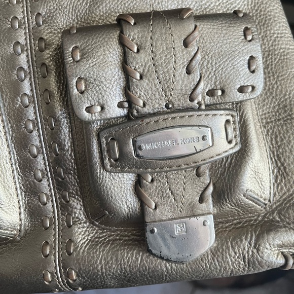 Adorable Michael Michael Kors gold leather shoulder bag! - Picture 6 of 8